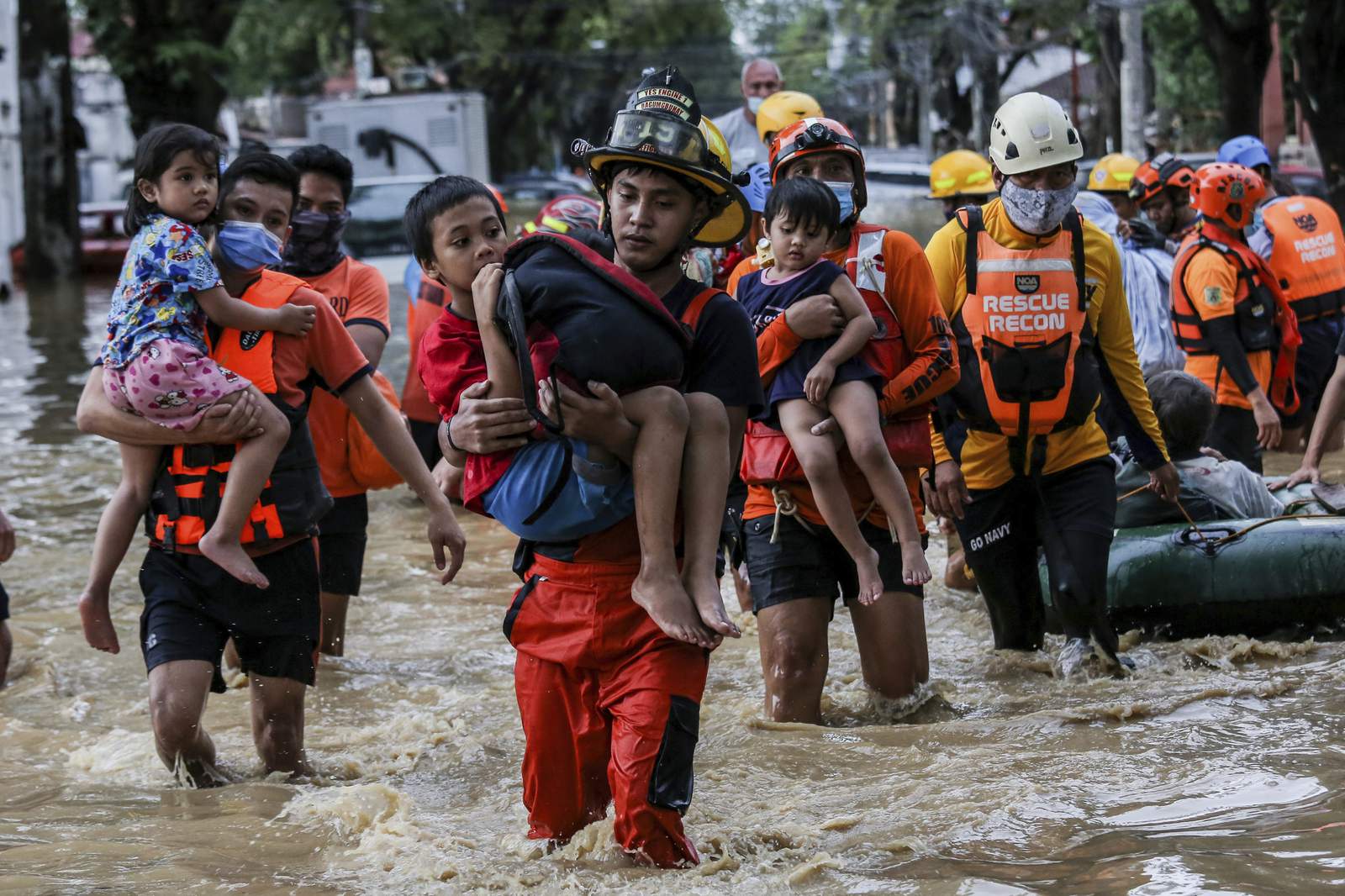 Tifon deja 39 muertos tras inundaciones en Filipinas