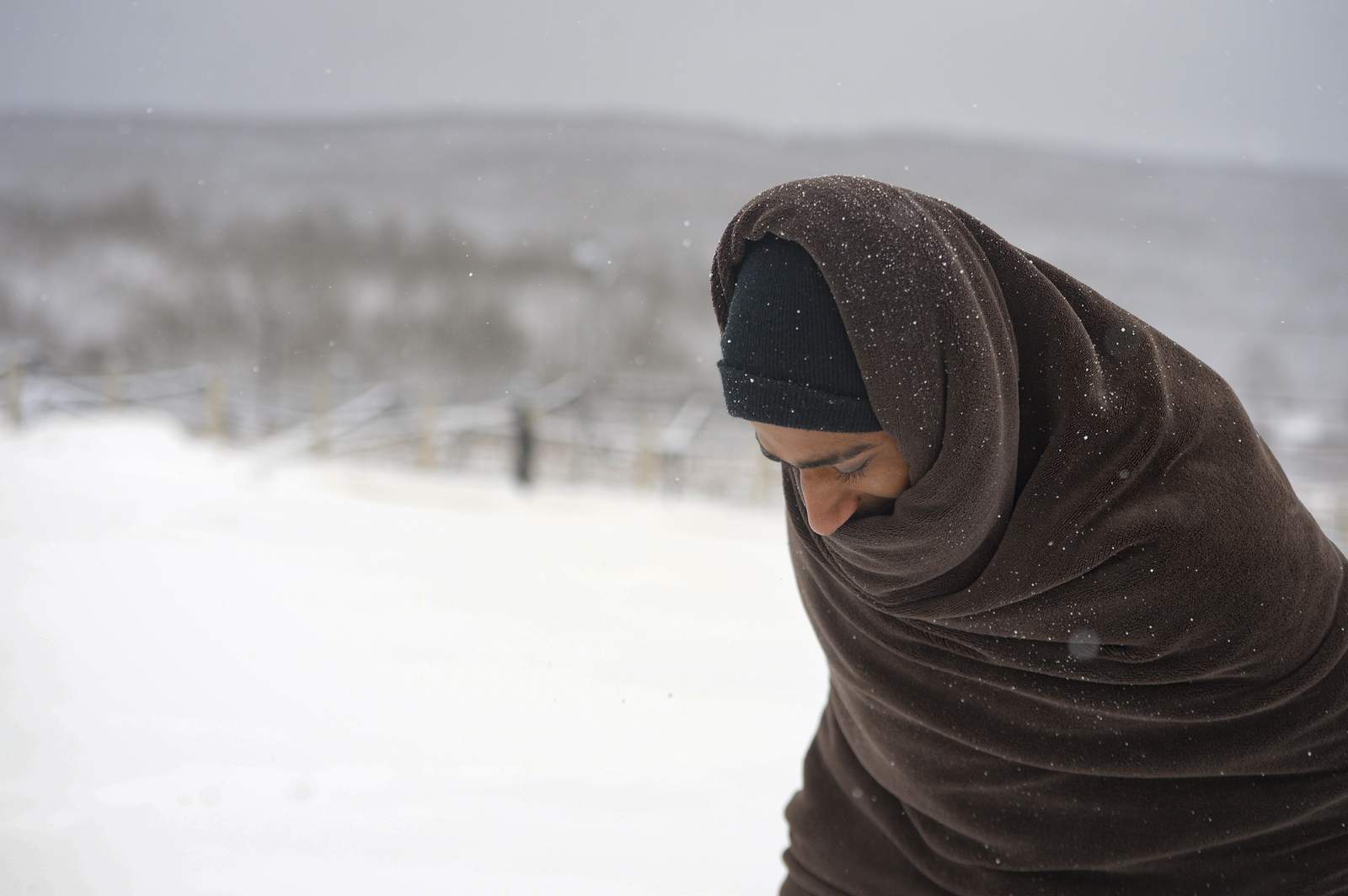 Hundreds of migrants freezing in heavy snow in Bosnia camp