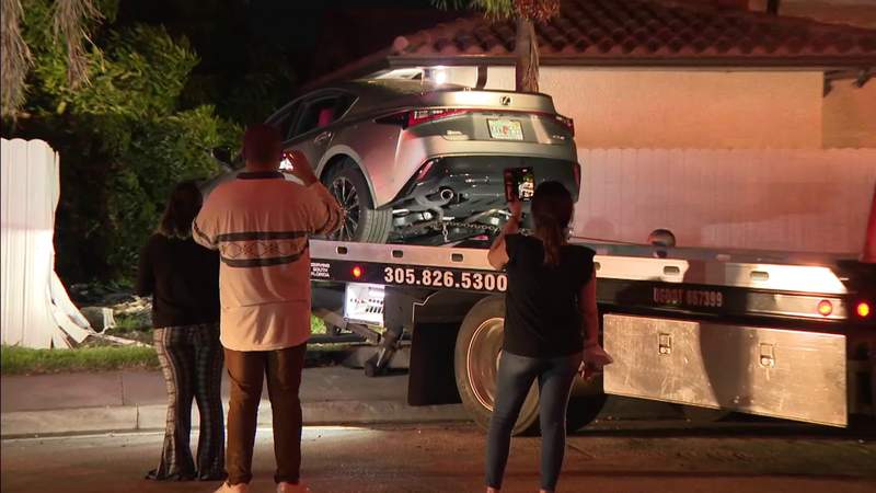 Driver takes off after crashing through fence and into backyard of Miami Lakes home