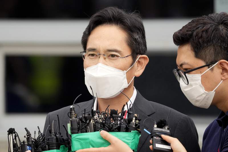 Lee freed on parole, showing Samsung's might in South Korea