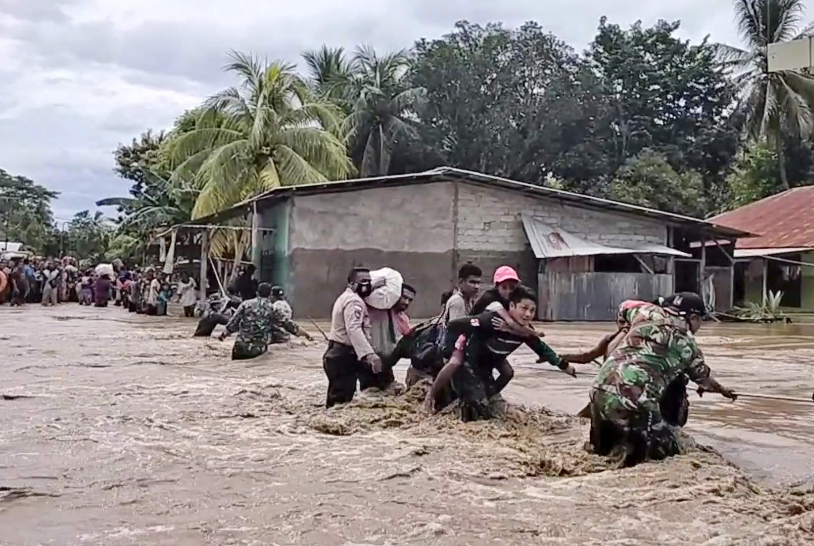 Daños y más lluvia complican labores de rescate en Indonesia