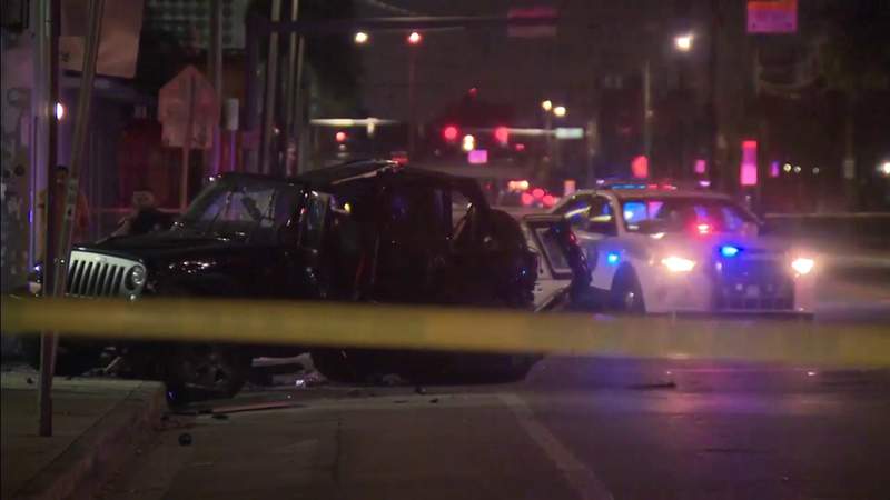 Bomberos logran sacar de auto a víctima de choque en Miami