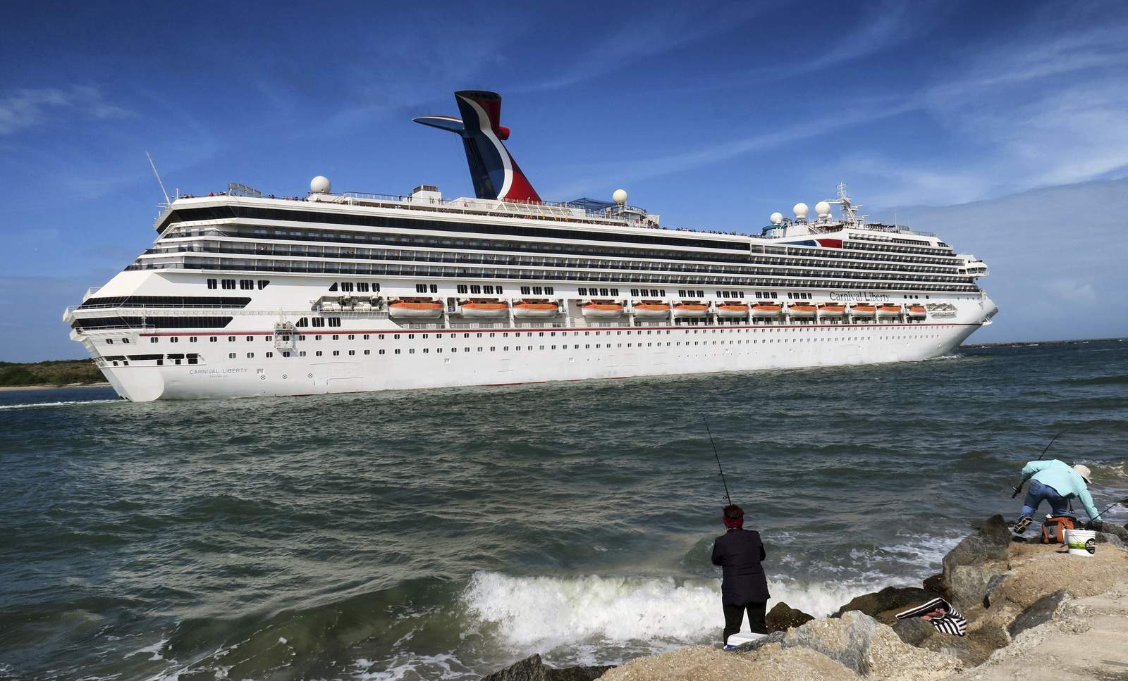 Carnival says 2022 cruise bookings are strong despite expected loss this year