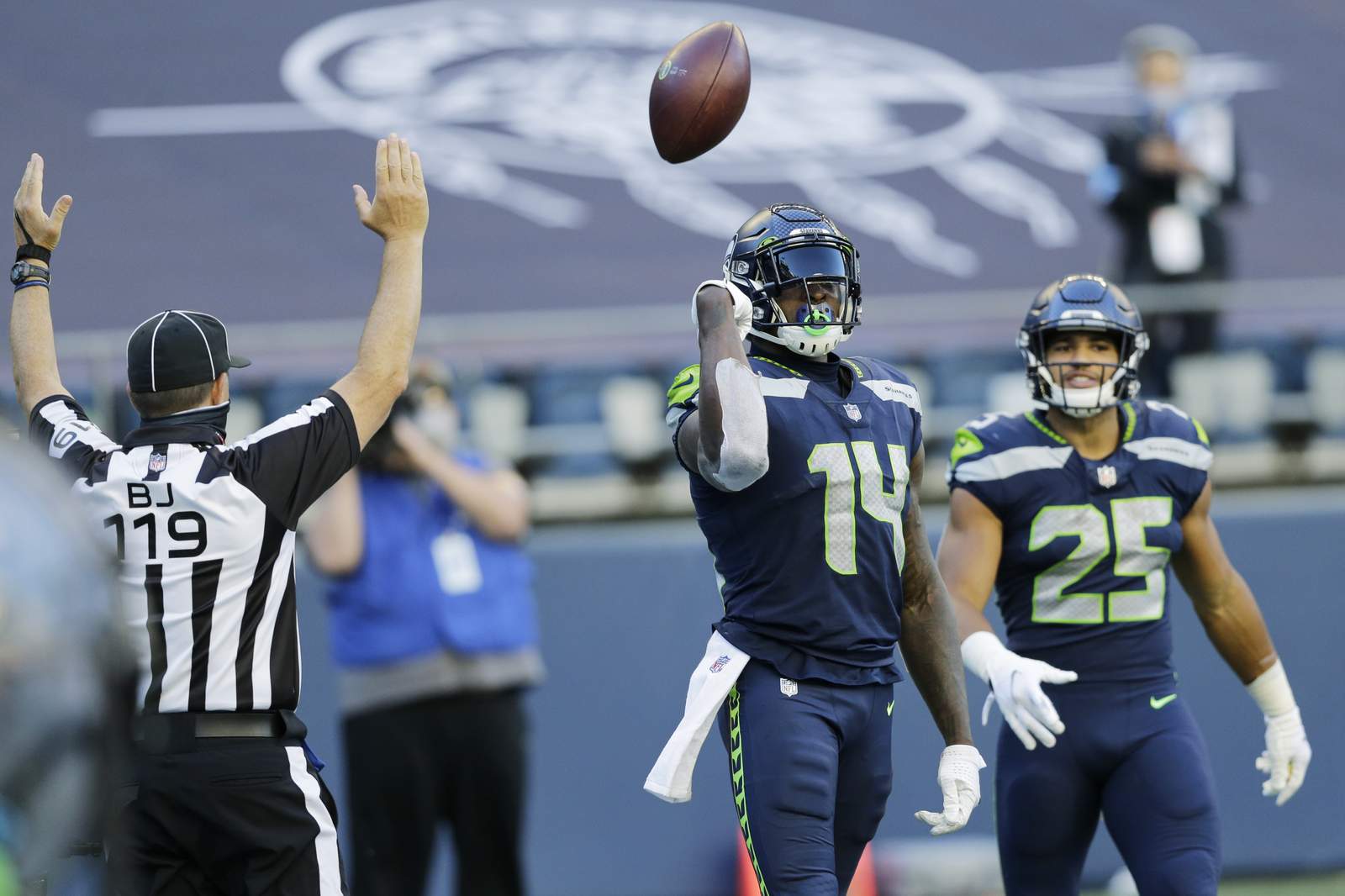 Wilson throws 5 more TDs, Seahawks topple Cowboys 38-31