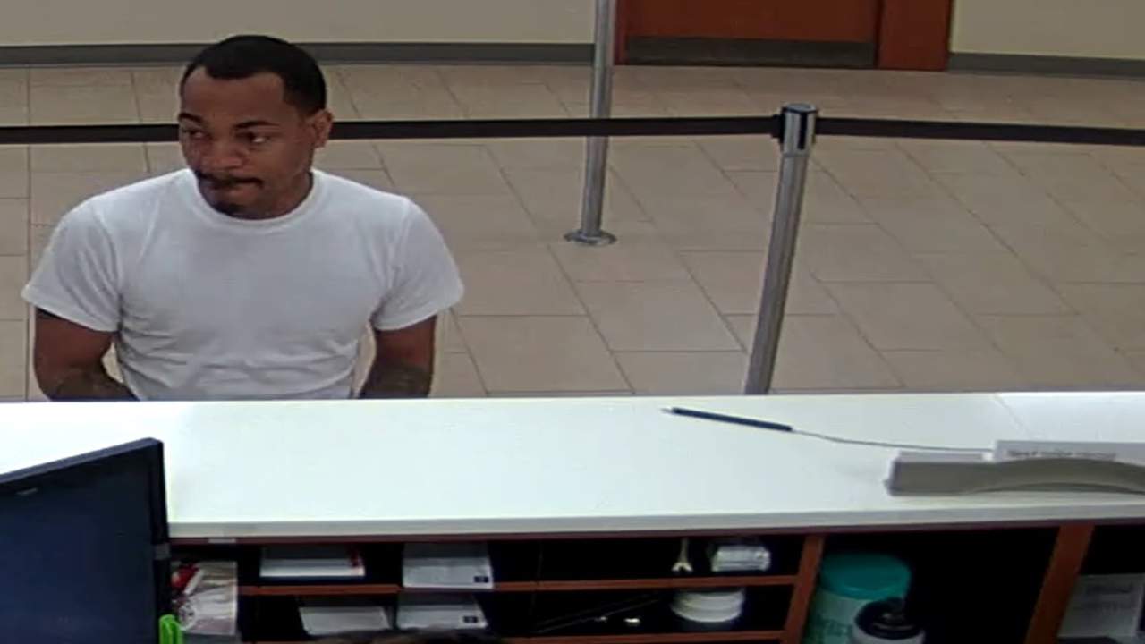 Man robs Wells Fargo Bank in Aventura, FBI says