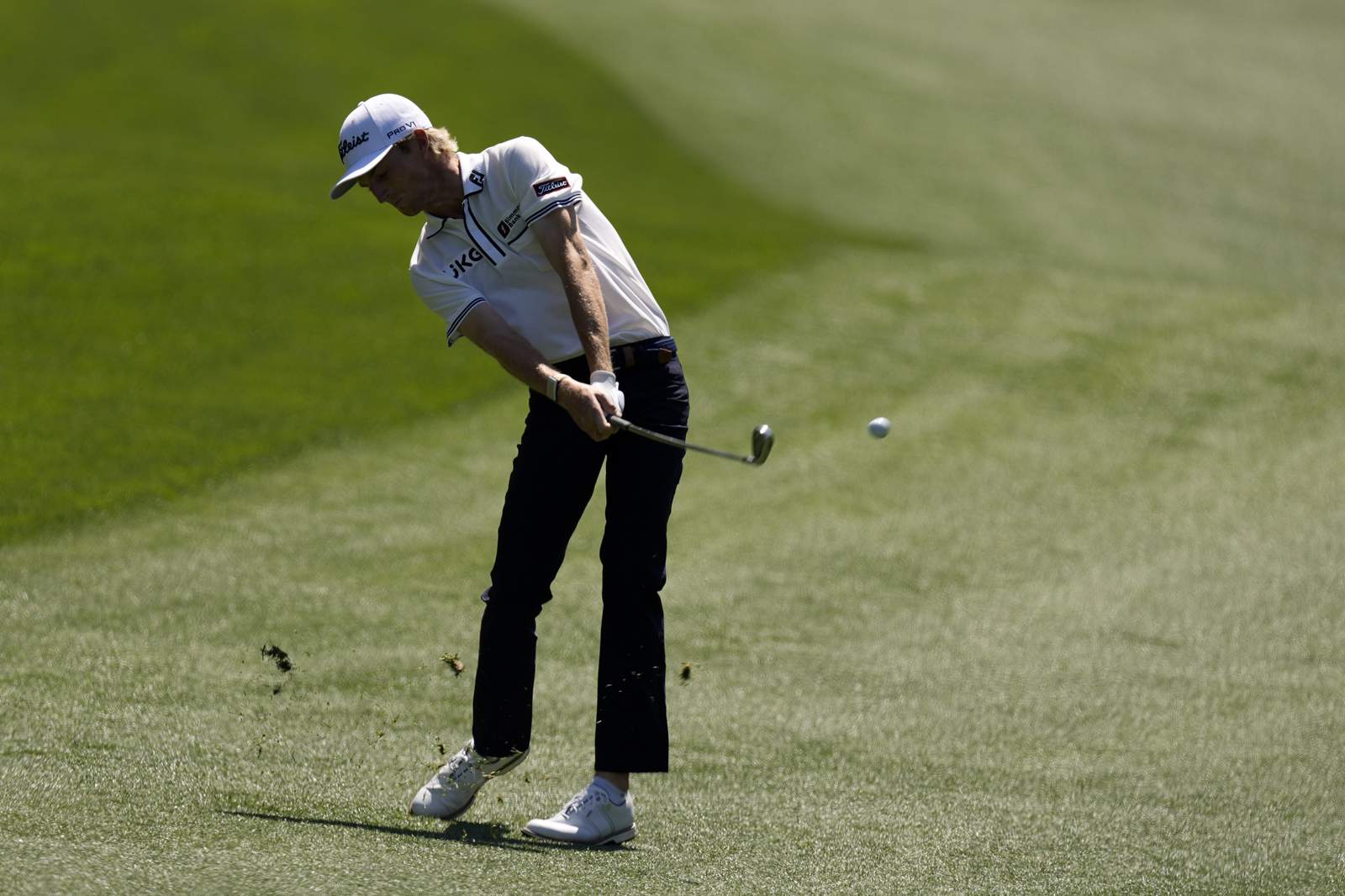 The Latest: Rose still in front, but lead trimmed to 1 shot