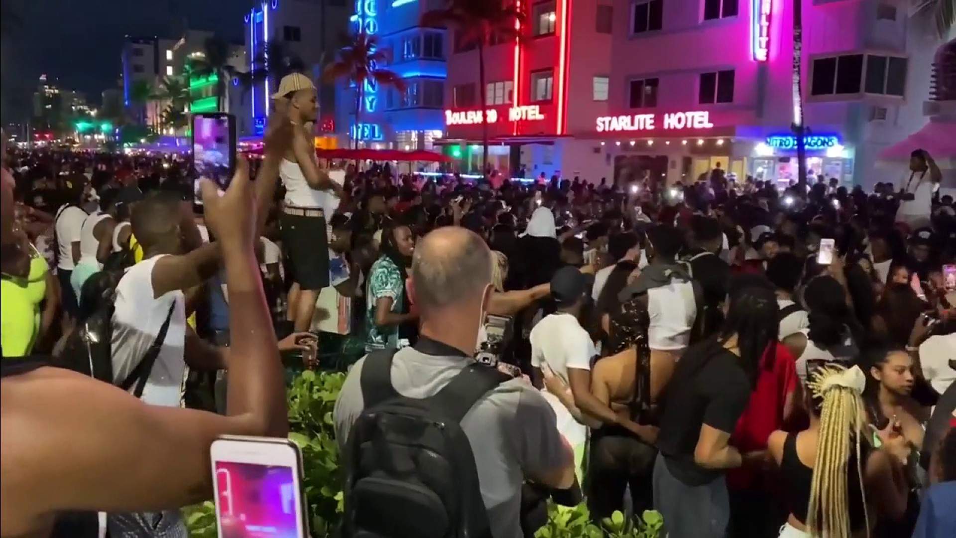 Funcionarios de Miami Beach anuncian toque de queda a partir de las 8 p.m. para controlar a los spring breakers