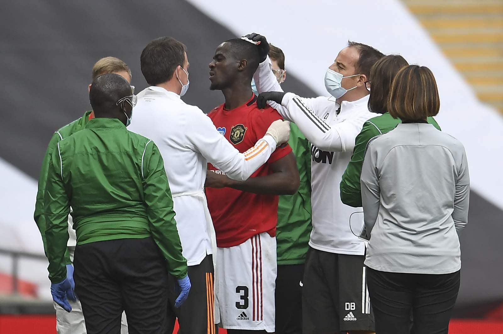 Man United's Bailly taken off after 2nd clash of heads