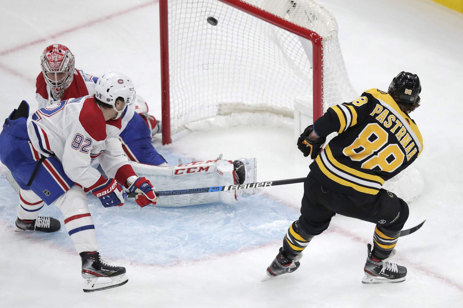 Pastrnak gets hat trick, Bruins beat Canadiens 4-1