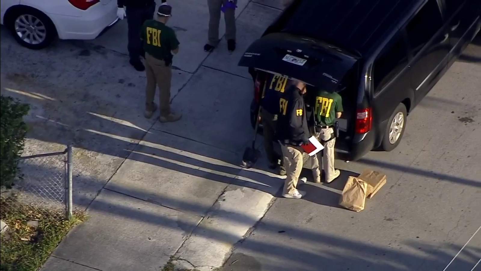 Agentes del FBI registran casas y autos en Hollywood