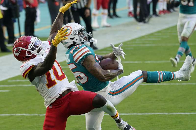 Xavien Howard practices with Dolphins after demanding a trade