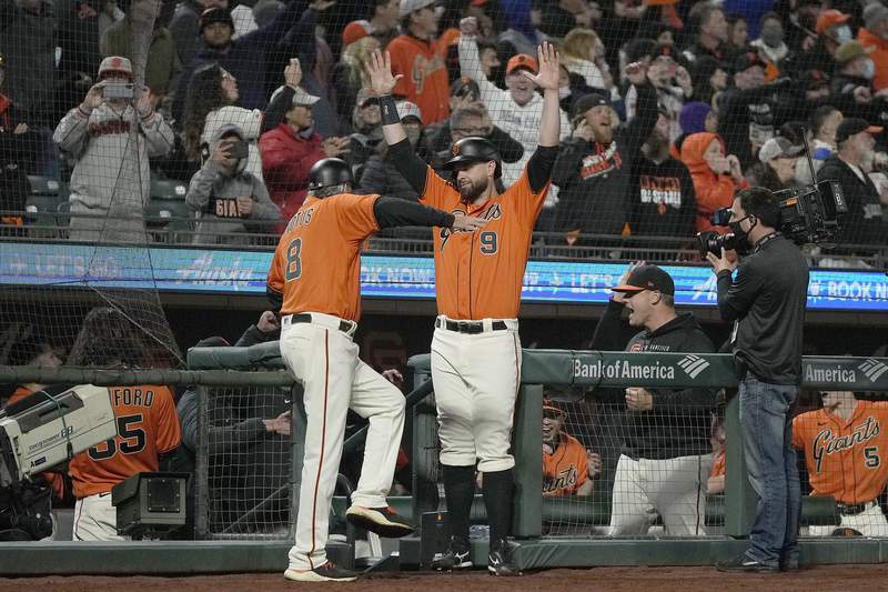 Giants beat Dodgers 3-2 in 11th on error, take NL West lead