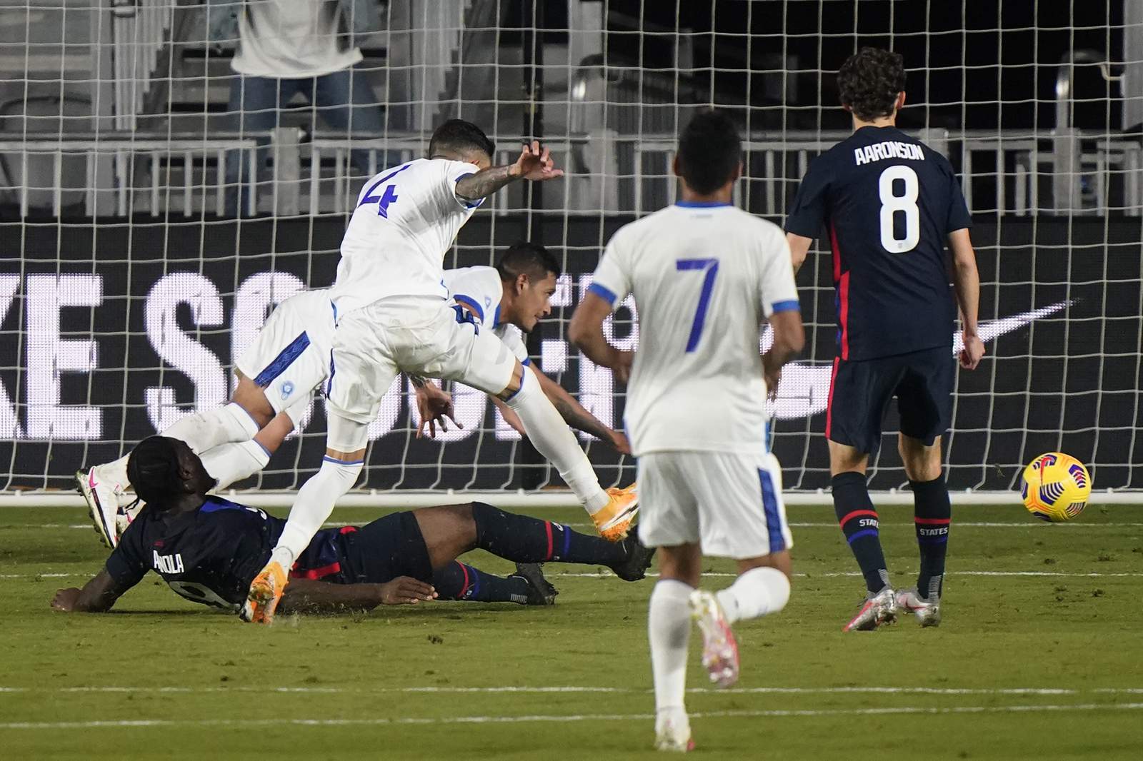 Mueller scores twice, US routs El Salvador 6-0 in exhibition