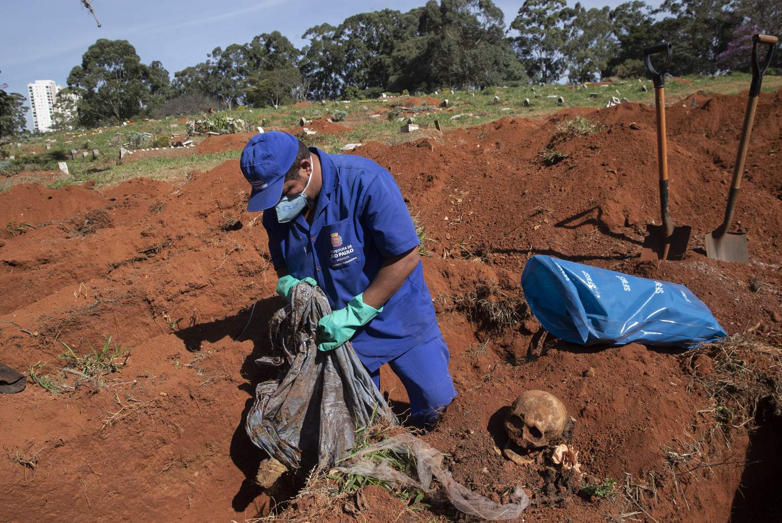 Sao Paulo cemeteries to dig up graves for coronavirus space
