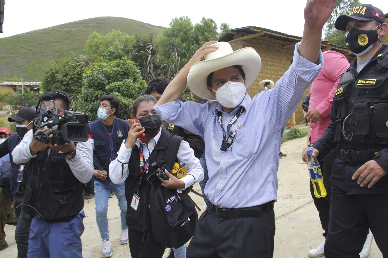 Maestro izquierdista apunta a balotaje presidencial en Perú