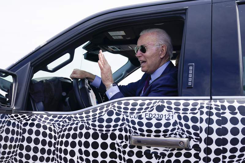 Biden regresa al volante en camioneta eléctrica