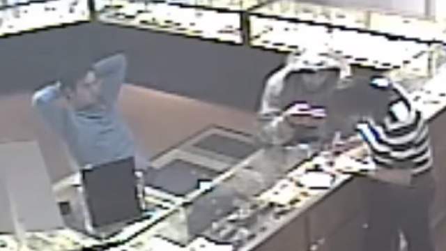 Thieves distract Weston store employee, steal $1,600 worth of jewelry