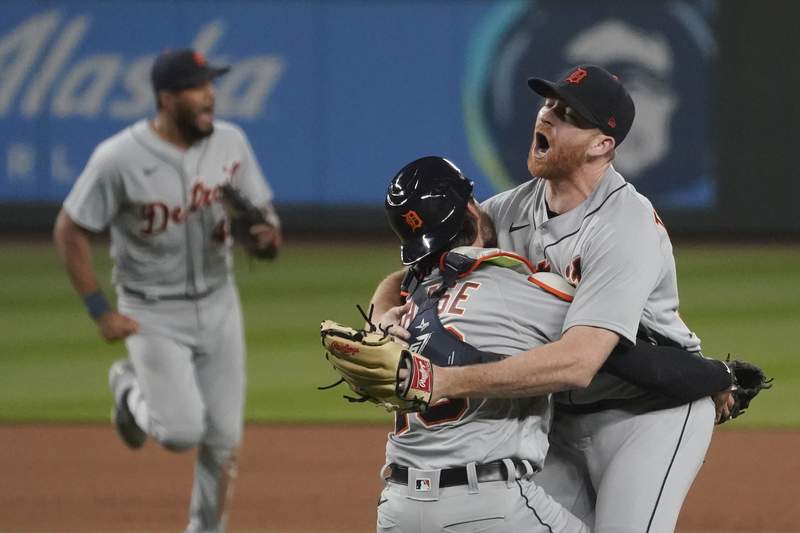 Turnbull twirls 5th no-hitter of MLB season, Tigers top M's
