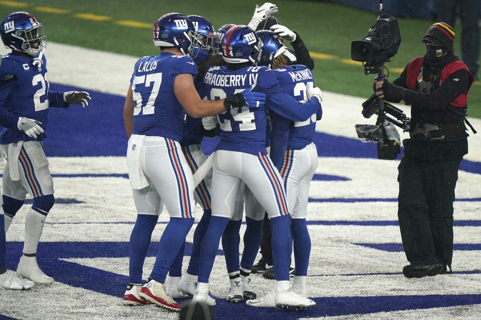 6-win Giants outlast Cowboys, stay in running for NFC East