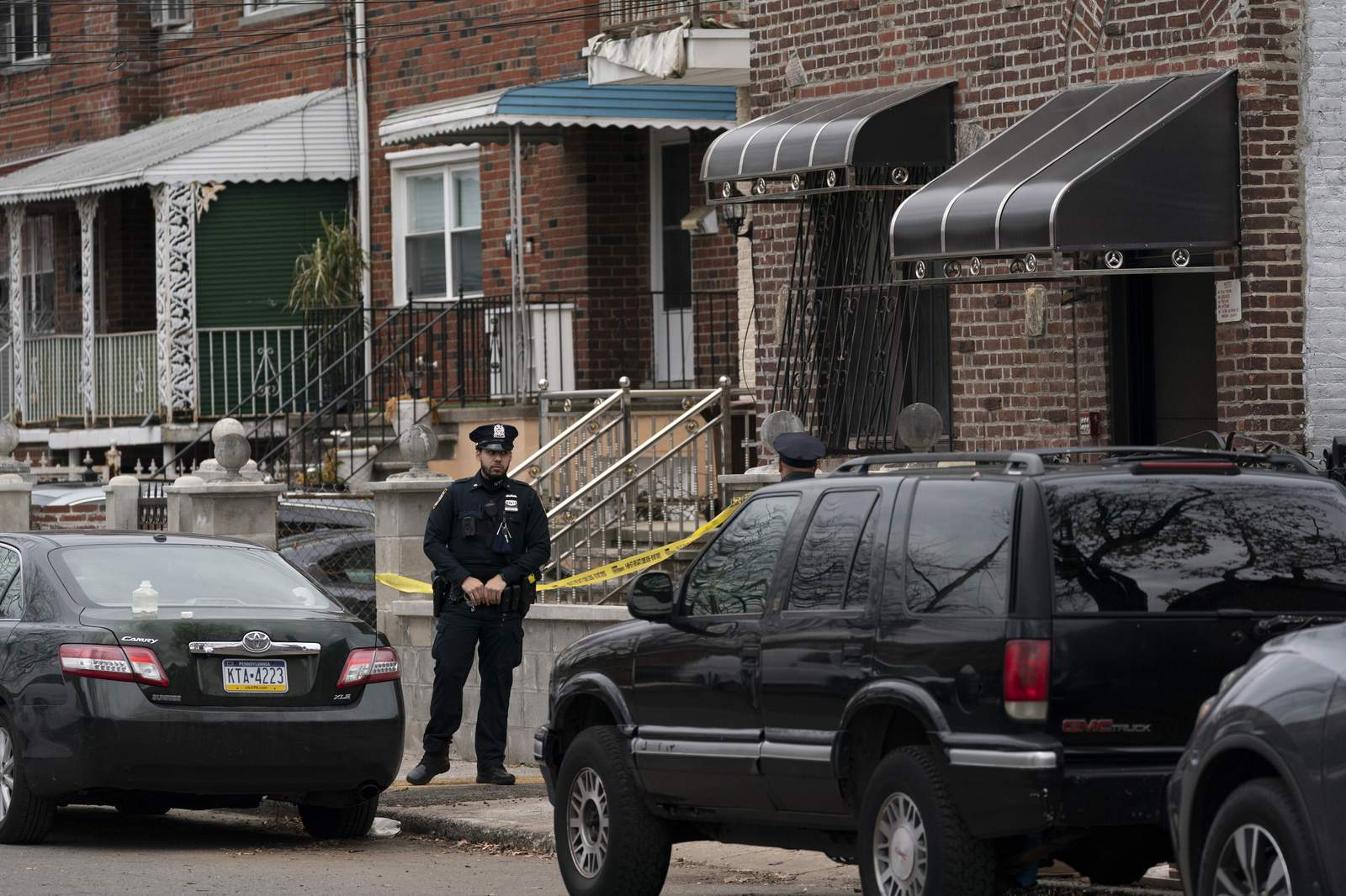 Fugitive is killed, 2 US marshals shot in Bronx gunfight