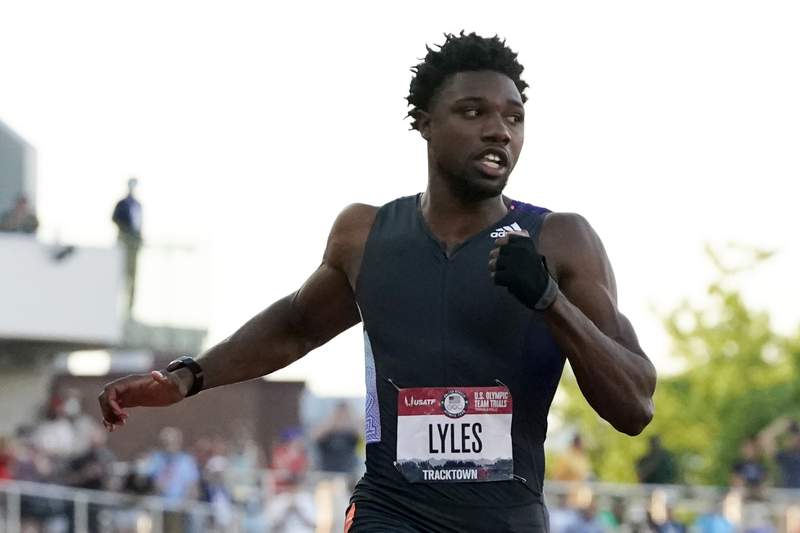 Noah Lyles sends message by raising gloved fist at trials