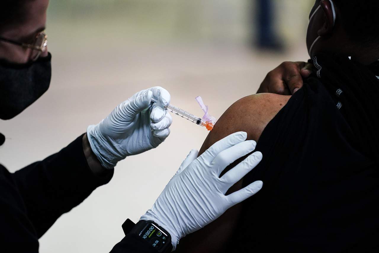 Estados Unidos deja atrás al resto del mundo en campaña de vacunación