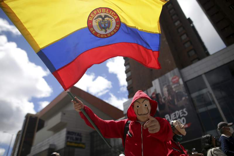 Colombianos protestan y logran caída de reforma a la salud