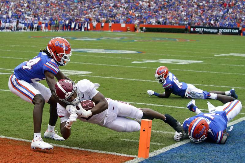 Young holds up, No. 1 Alabama holds off No. 11 Florida 31-29