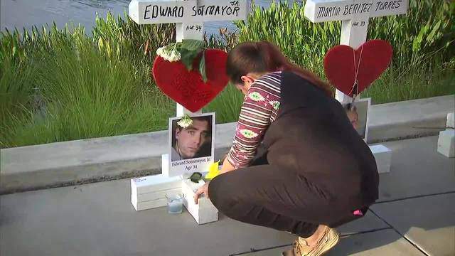 Chicago man brings crosses to Orlando to honor victims of nightclub shooting