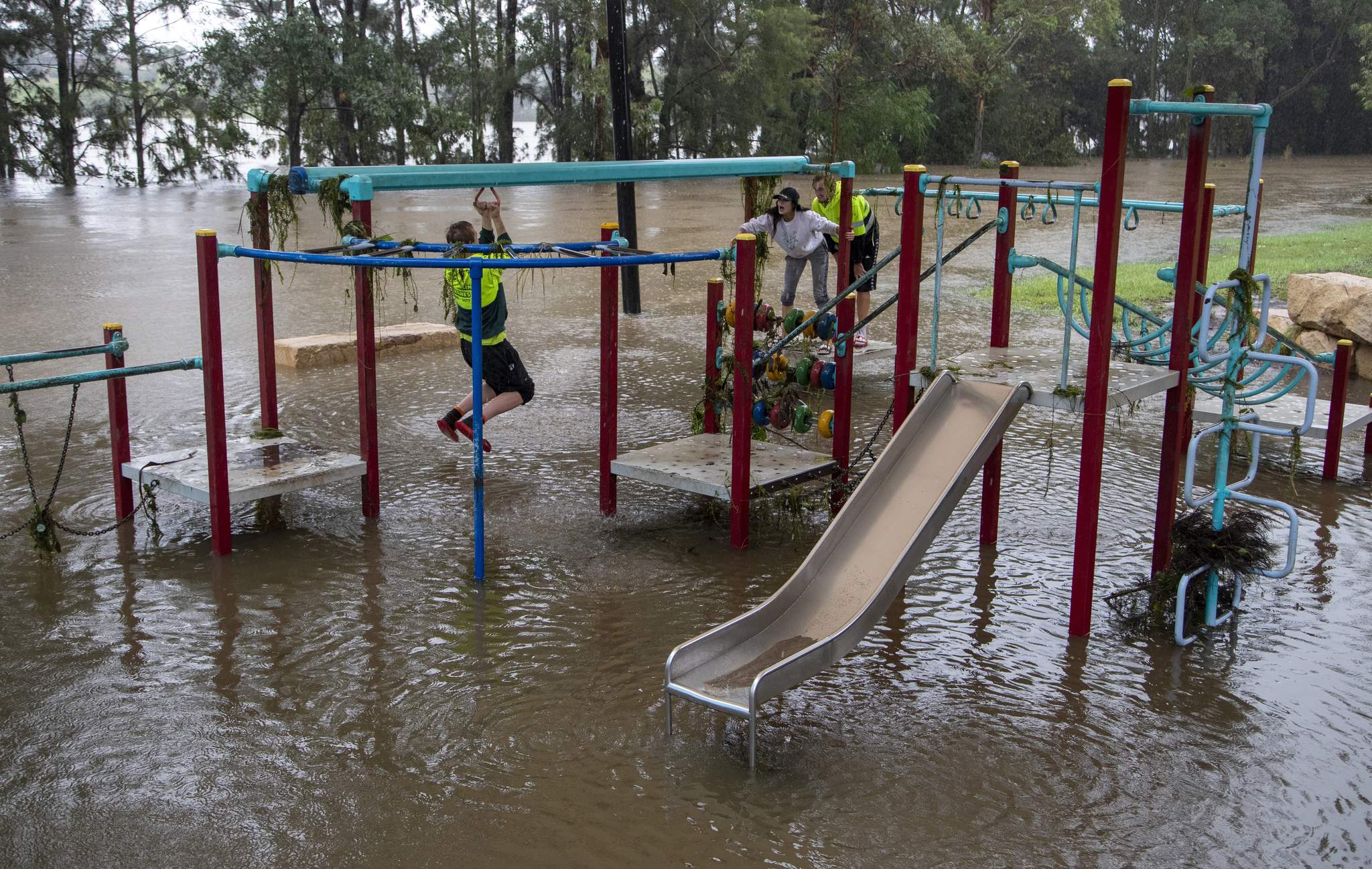 Las inundaciones en Australia aíslan docenas de pueblos