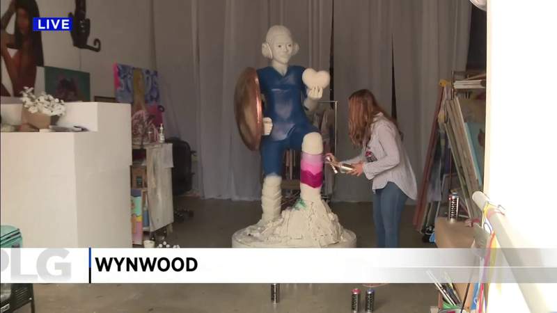 Artista trabaja en escultura de “enfermera superhéroe” que se exhibirá en el Jackson Memorial Hospital