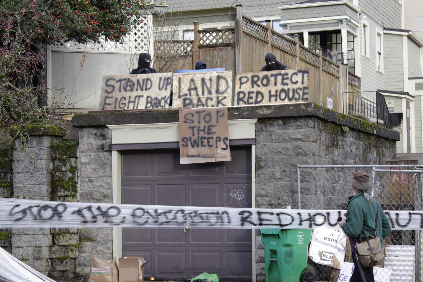 Portland police ask for clear streets at barricaded house