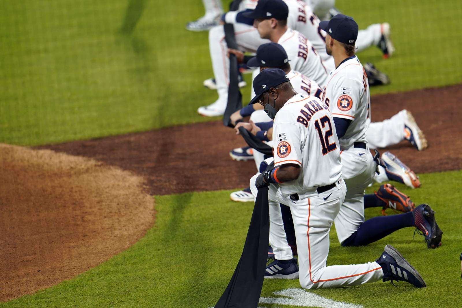 Baker wins debut, Astros top M's in 1st game post sign scam