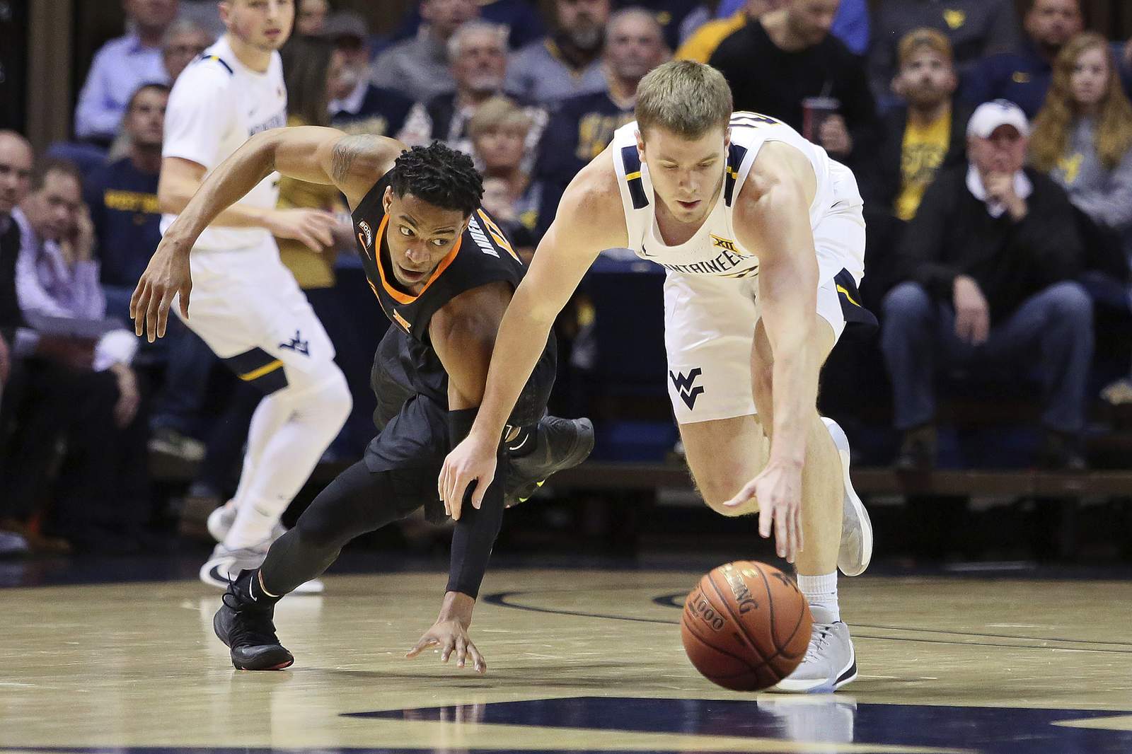 Huggins ties Smith at 879 as No. 17 WVU beats Oklahoma State