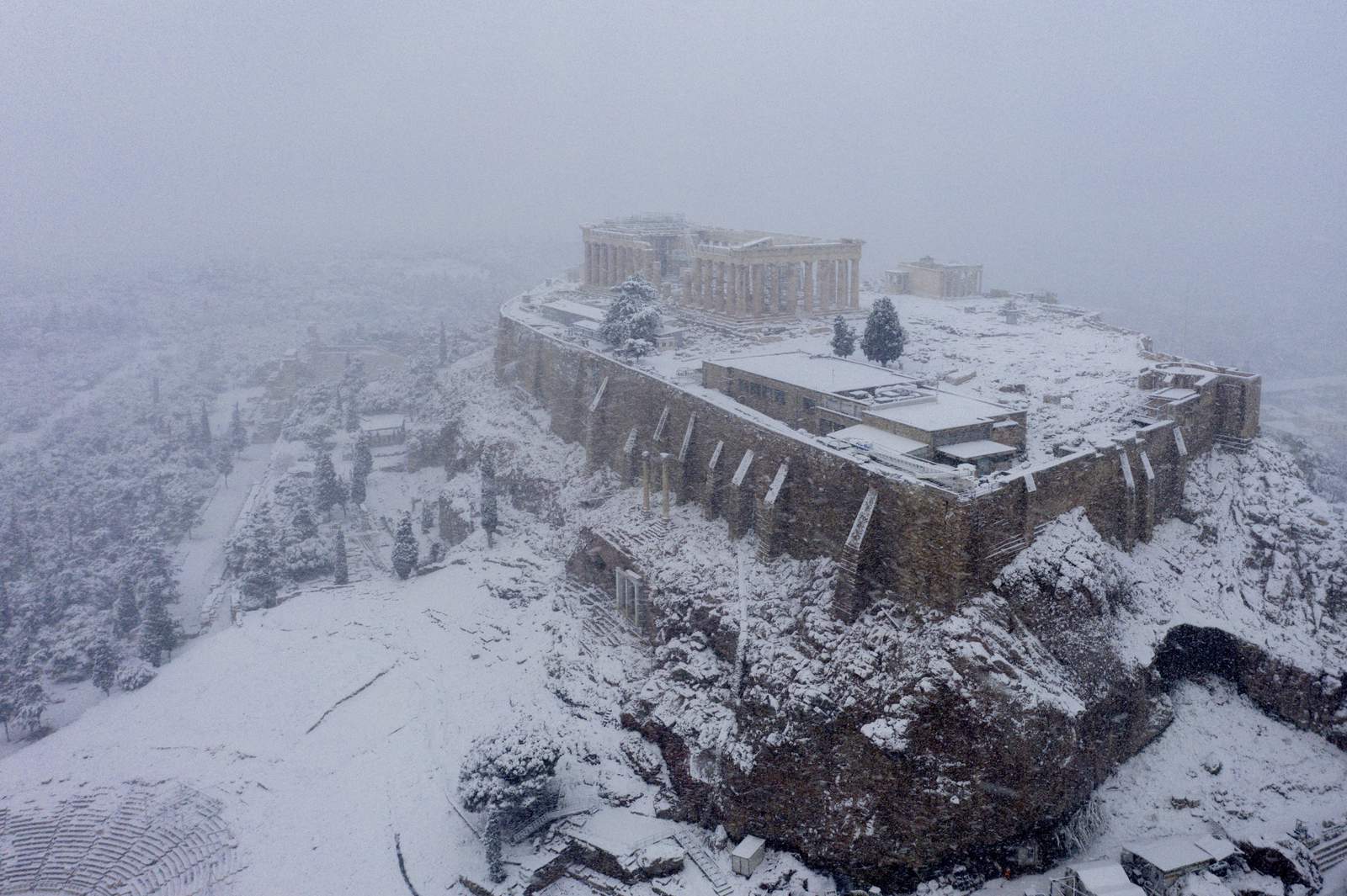 Rara nevada cubre Atenas; demora servicios y vacunas COVID