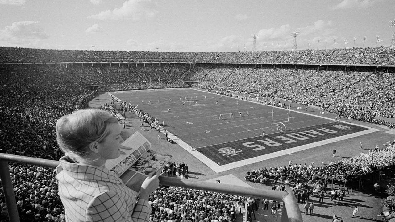 Betty Livingston de Indianápolis, Indiana, revisa su programa en el Super Bowl II en el Orange Bowl, el 14 de enero de 1968, en Miami.