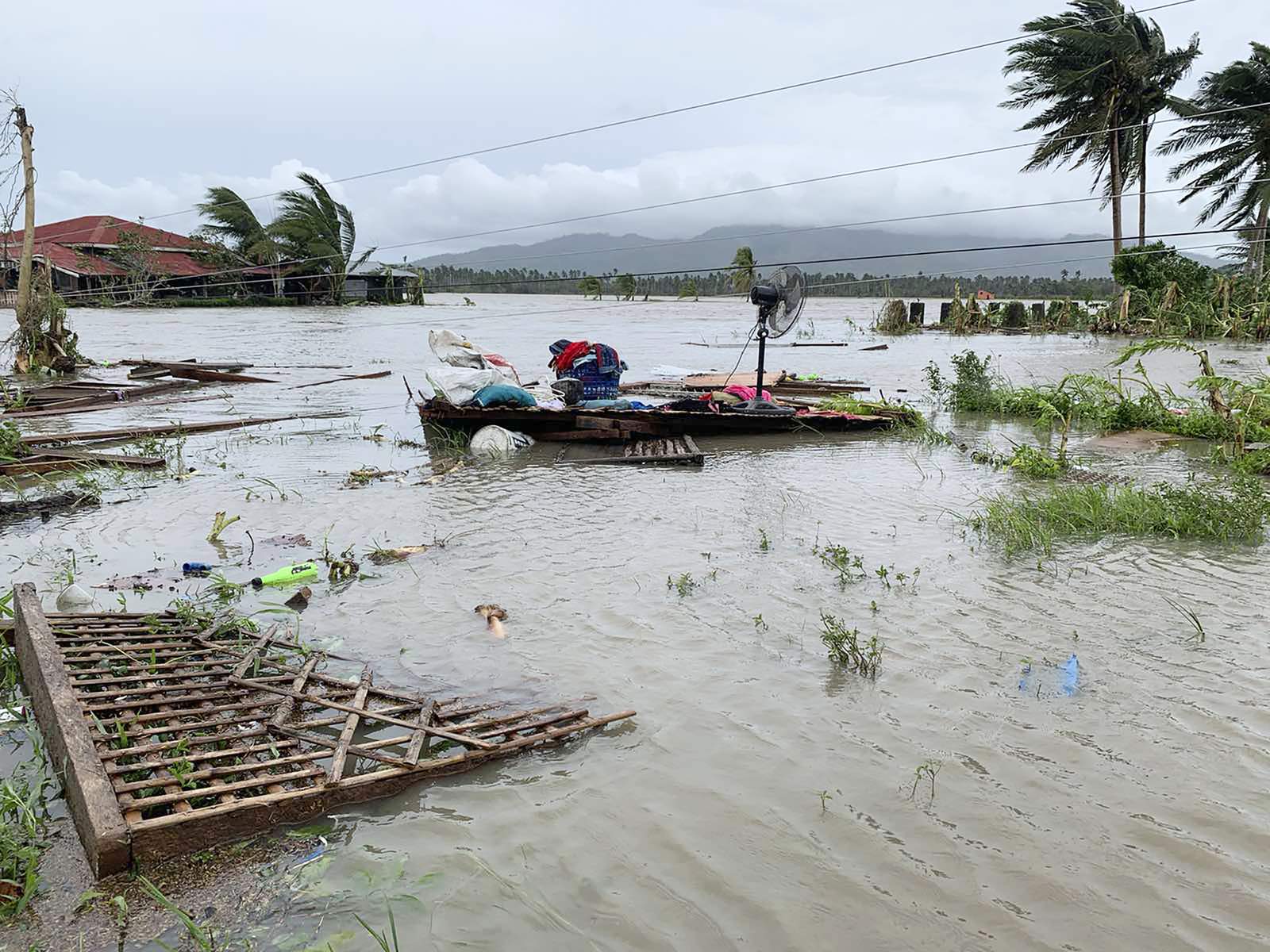 Filipinas: Tifón deja 13 desaparecidos, miles de desplazados