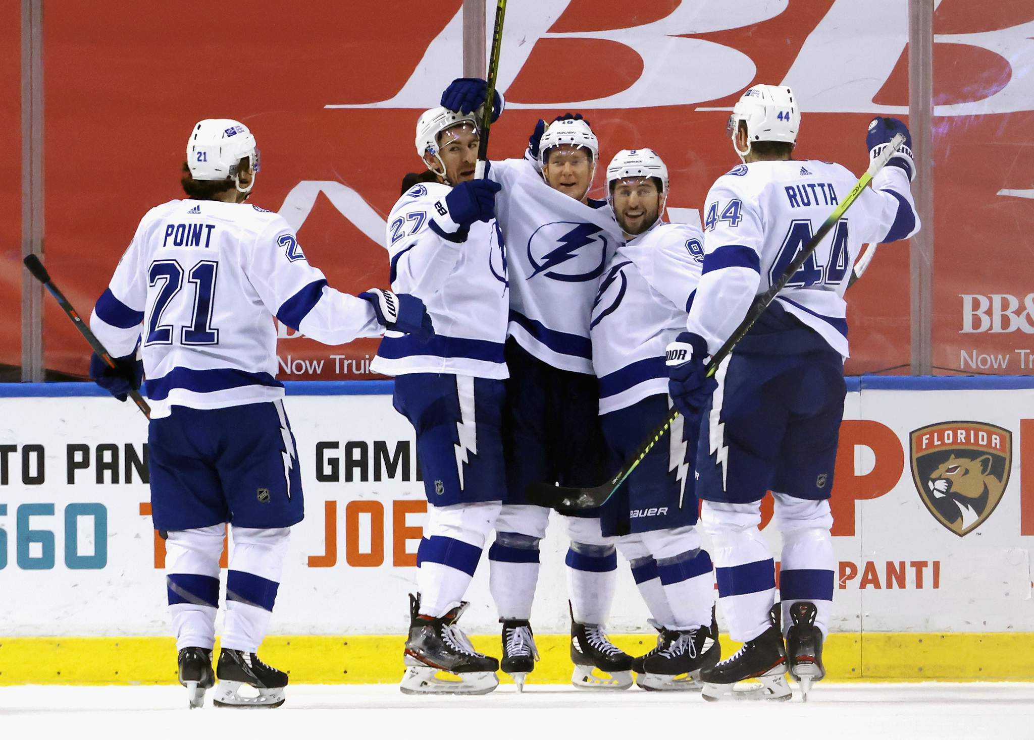 Tyler Johnson breaks tie, Lightning beat Panthers 5-3