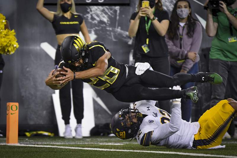 No. 9 Oregon holds off tenacious California 24-17