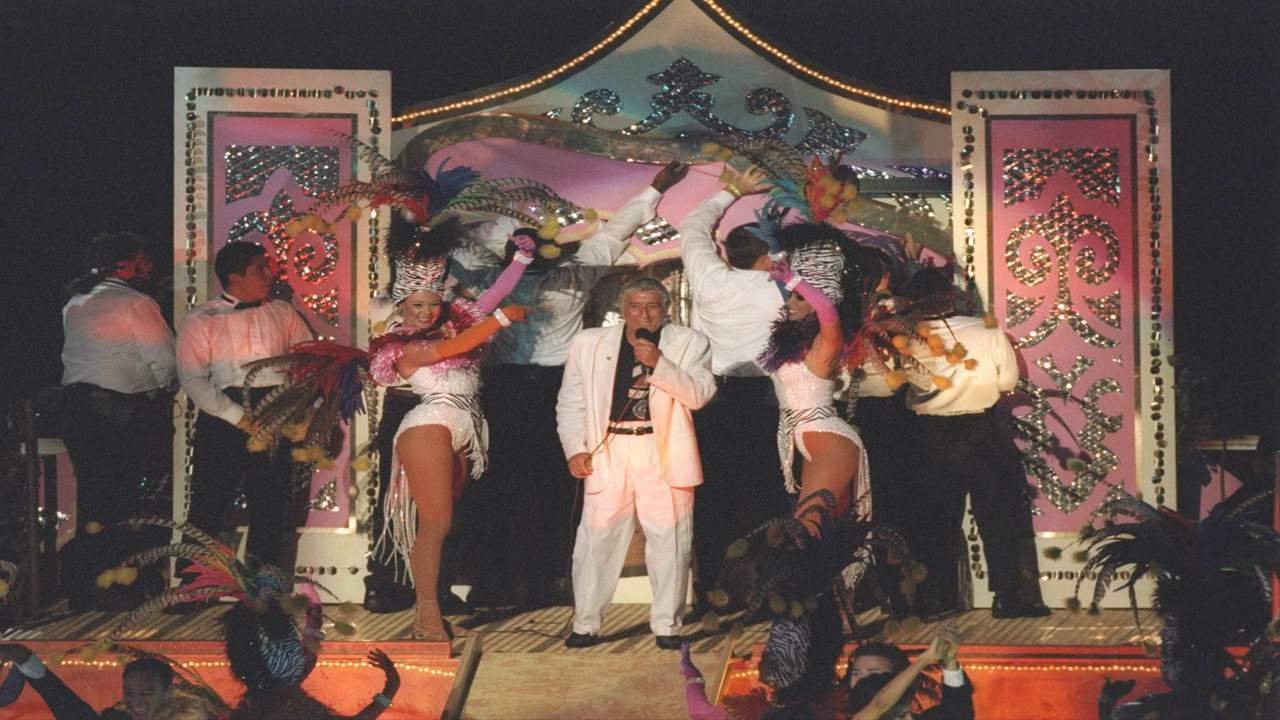 Tony Bennett se presenta durante el espectáculo de medio tiempo del Super Bowl XXIX el 29 de enero de 1995 en el Joe Robbie Stadium.