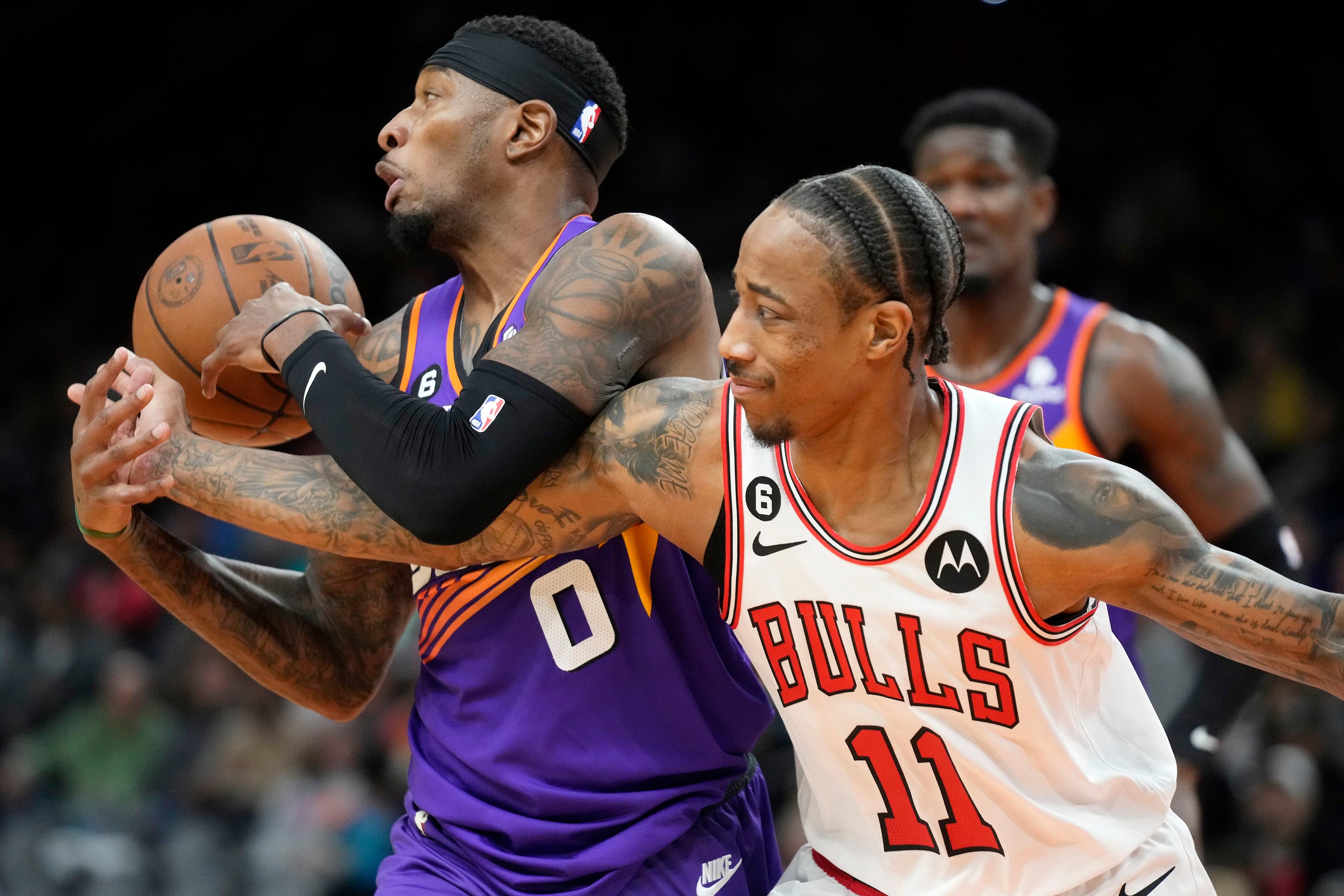 Devin Booker scores 51 points in 3 quarters, Suns rout Bulls