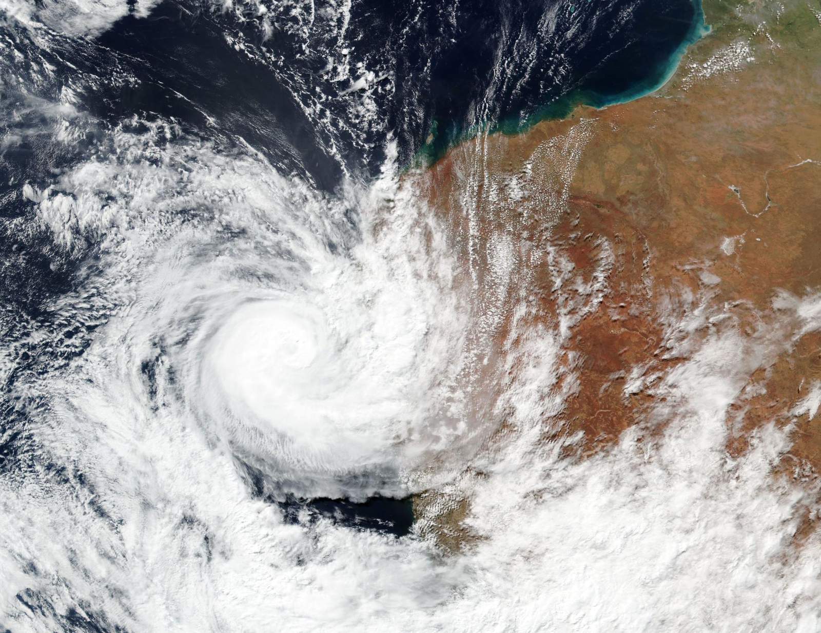 Un ciclón deja a 31.500 personas sin luz en Australia