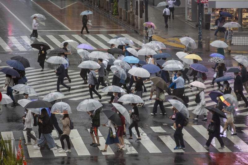 Trains packed with commuters as Japan fully ends emergency