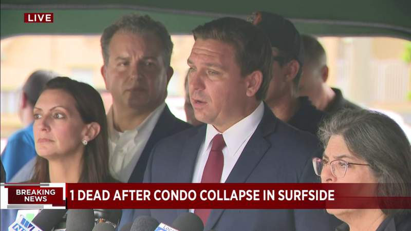 El gobernador Ron DeSantis habla cerca del sitio del derrumbe de un edificio en Surfside