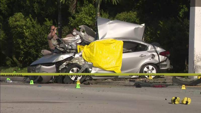 3 people killed after Range Rover crashes into car on Sunset Drive