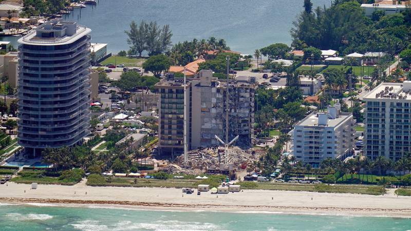Esta imagen aérea muestra un edificio de condominios frente al mar que se derrumbó parcialmente tres días antes, lo que provocó muertes y muchas personas aún desaparecidas, en Surfside, Florida, el domingo 27 de junio de 2024 (AP Photo / Gerald Herbert).