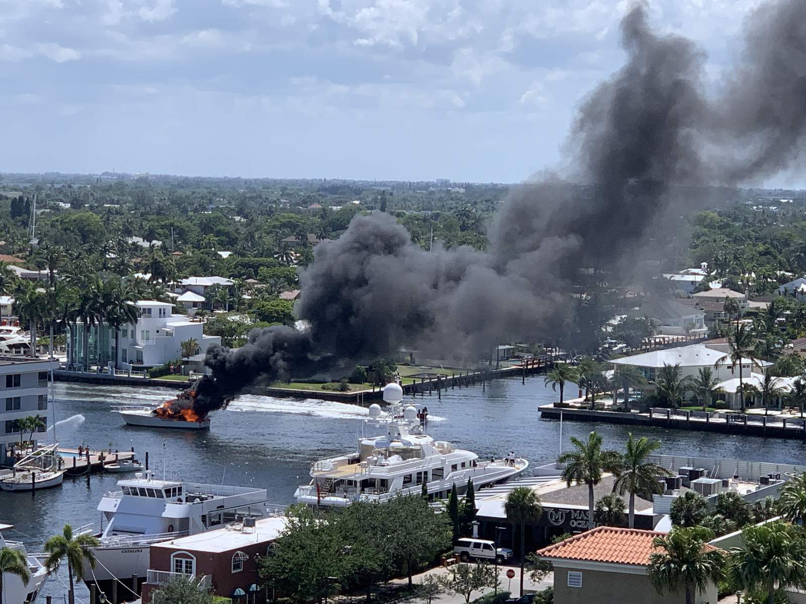 60-foot boat catches fire in Fort Lauderdale intracoastal waterway