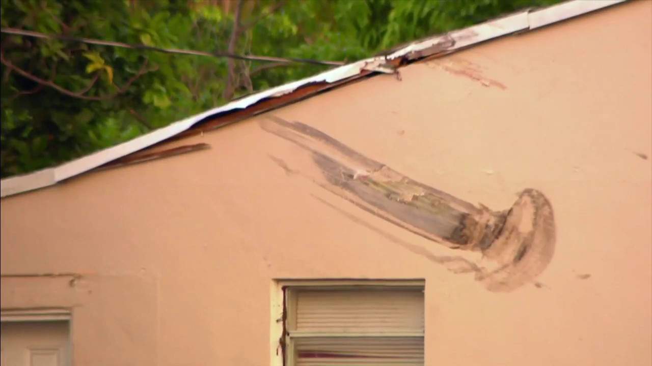 Se pueden ver marcas de neumáticos cerca del techo de una casa en el noroeste de Miami-Dade después de que un automóvil robado se estrelló contra él y luego se volcó.