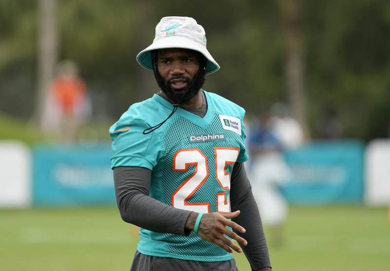 Dolphins work out contract dispute with Xavien Howard, who will not be traded, per reports