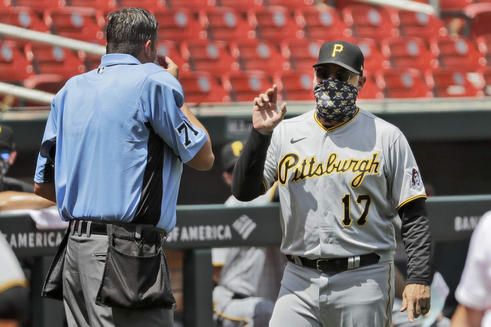 Pirates manager Shelton argues through mask, gets 1st ML win